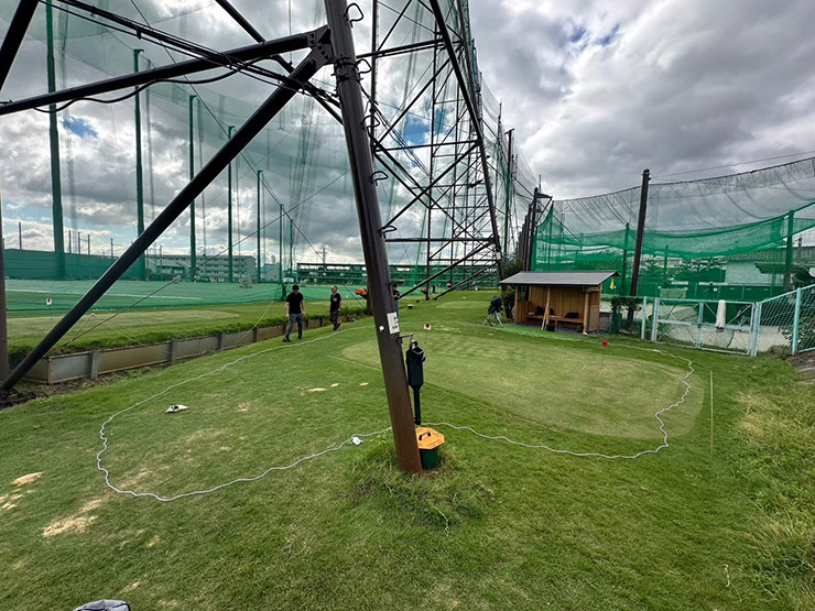 既にある天然芝グリーンに紐で大まかな枠組みを取ります