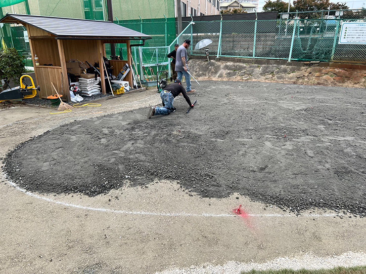 砂や砂利でグリーンの土台を作っていきます