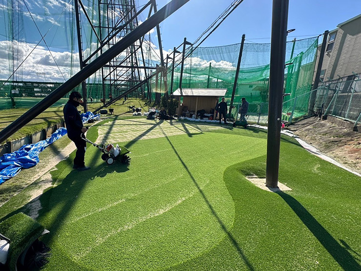 お客様来店数が多い店舗様なので充填剤を念入りに敷き詰めていきます