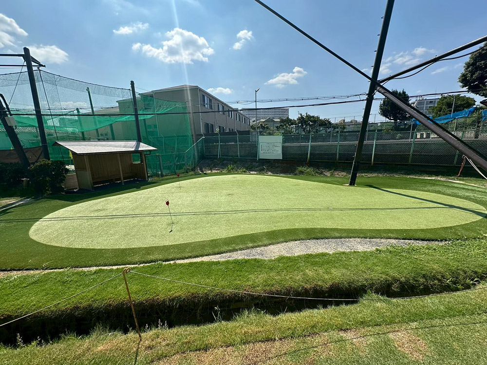 屋外でのパッティンググリーン完成