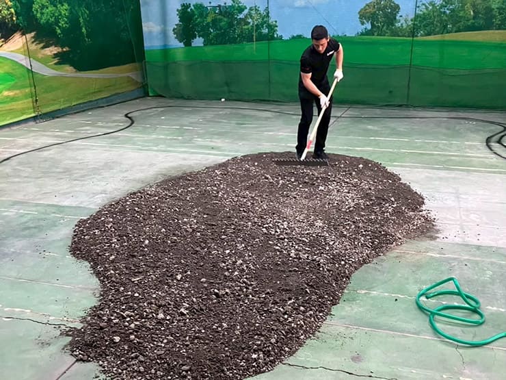 グリーンの土台を作るのに砂利を敷き詰めます