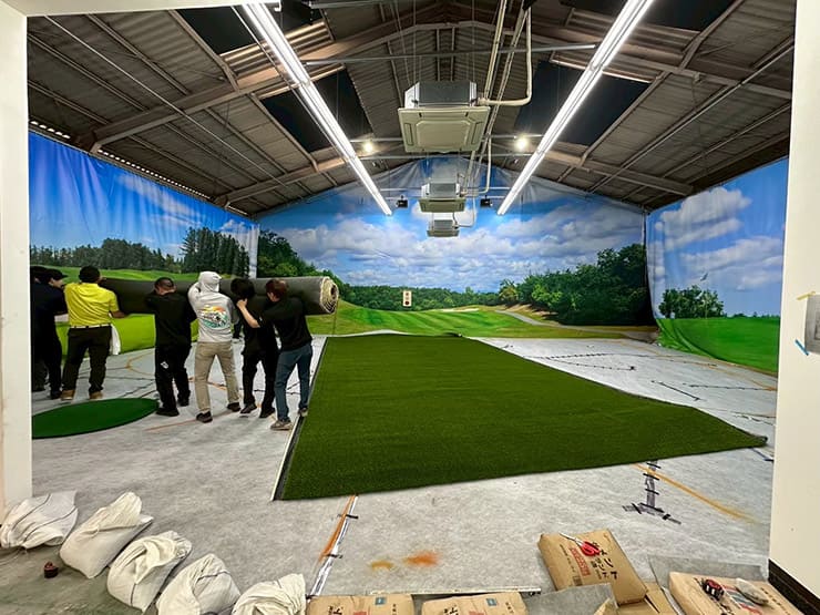 人工芝を貼っていきます