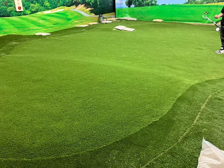 充填剤を入れてグリーンを完成させていきます